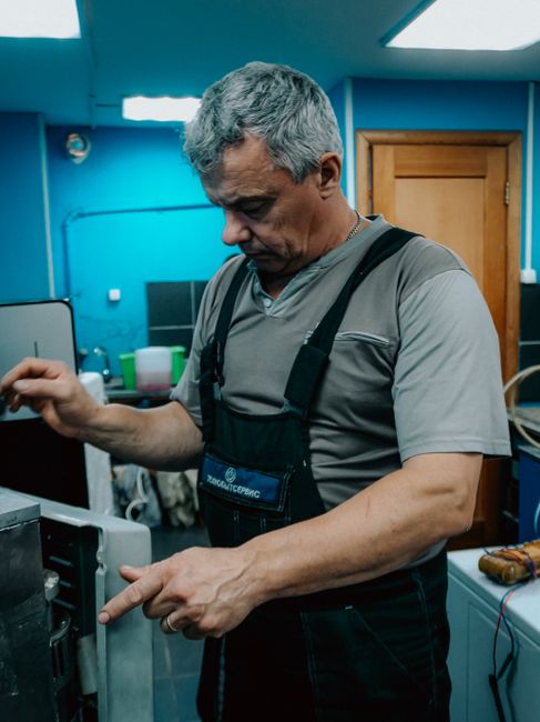 Técnico de Reparivo reparando una lavadora en el domicilio de un cliente