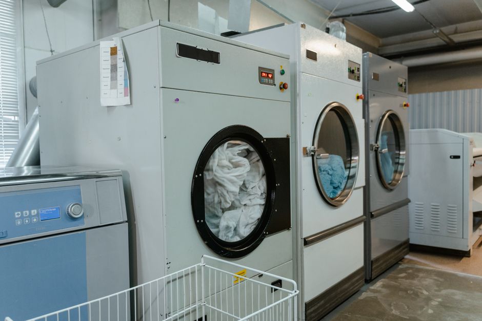 Secadora de ropa en cuarto de lavado